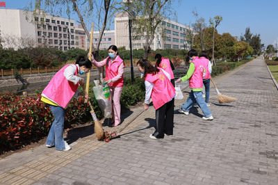 文明幫創(chuàng)進(jìn)社區(qū) 環(huán)境衛(wèi)生大掃除 南園社區(qū)文明實(shí)踐站引領(lǐng)志愿服務(wù)新風(fēng)貌